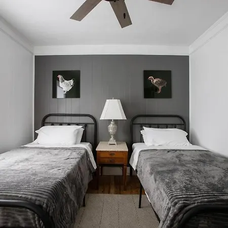 Cozy Modern Farmhouse 2 Bedroom Apartment